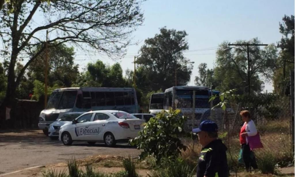  Trabajadores y concesionarios de diferentes rutas, bloquearon este lunes todos los accesos y las principales avenidas del municipio de Uruapan, en protesta por el secuestro de un líder transportista ocurrido este fin de semana. (ESPECIAL)
