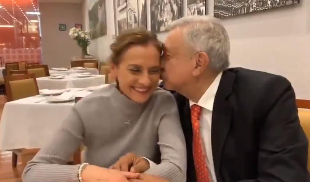 AMLO festeja a su esposa, Beatriz Gutiérrez en conocido restaurante de la Ciuda de México. (CAPTURA VIDEO)