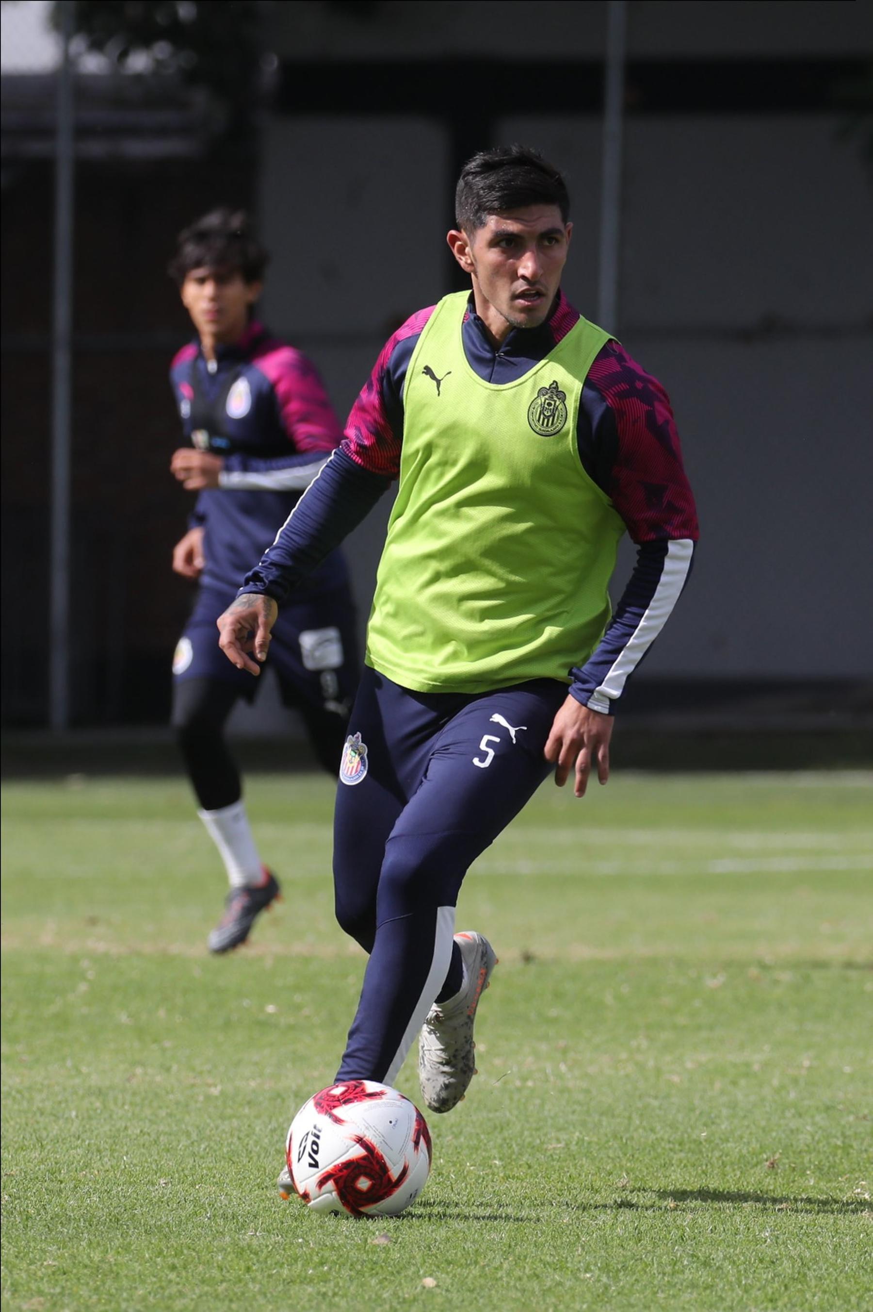 Víctor Guzmán llegó a las chivas para reforzar el medio campo para el Clausura 2020. (CORTESÍA)