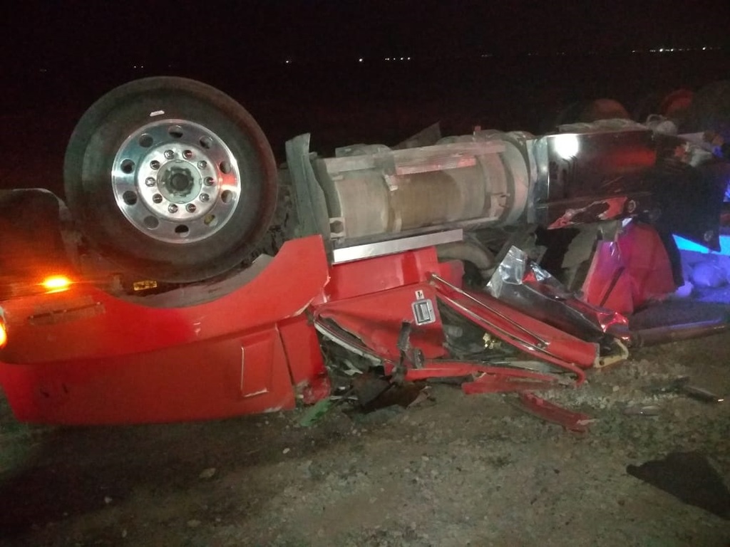 Muere trailero tras sufrir volcadura sobre la autopista Torreón-Saltillo; terminó prensado en la cabina. (EL SIGLO DE TORREÓN)
