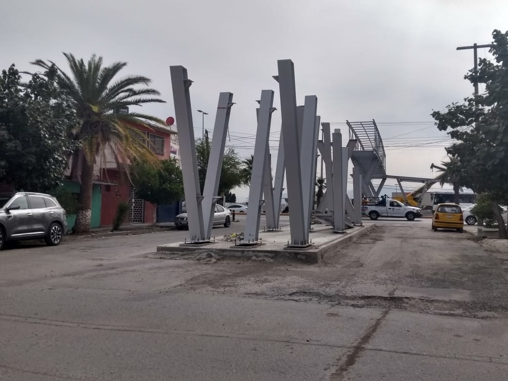 Avanzan con la colocación de nuevo puente peatonal sobre la ruta troncal del proyecto Metrobús Laguna en Torreón. (ROBERTO ITURRIAGA)