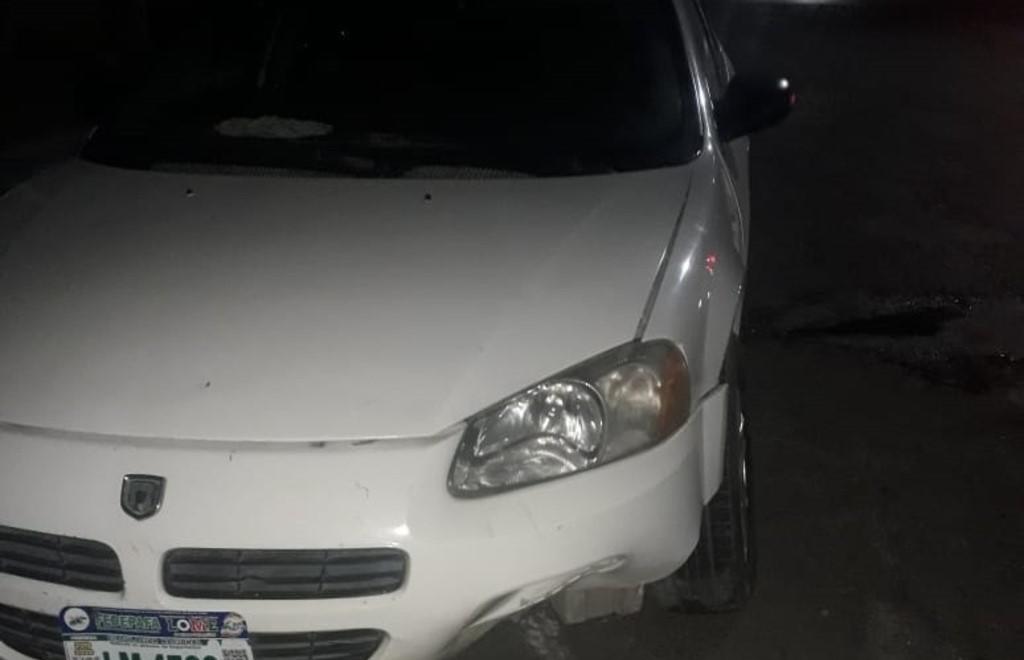 El vehículo fue abandonado tras impactarse contra un camellón central sobre la calle Mariano Urrea. (EL SIGLO DE TORREÓN)