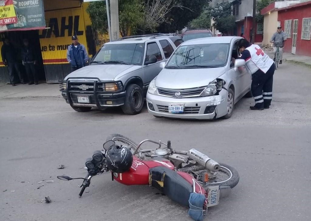 La motocicleta se impactó contra el costado derecho del vehículo frente a la colonia Héctor Mayagoitia de Gómez Palacio. (EL SIGLO DE TORREÓN)