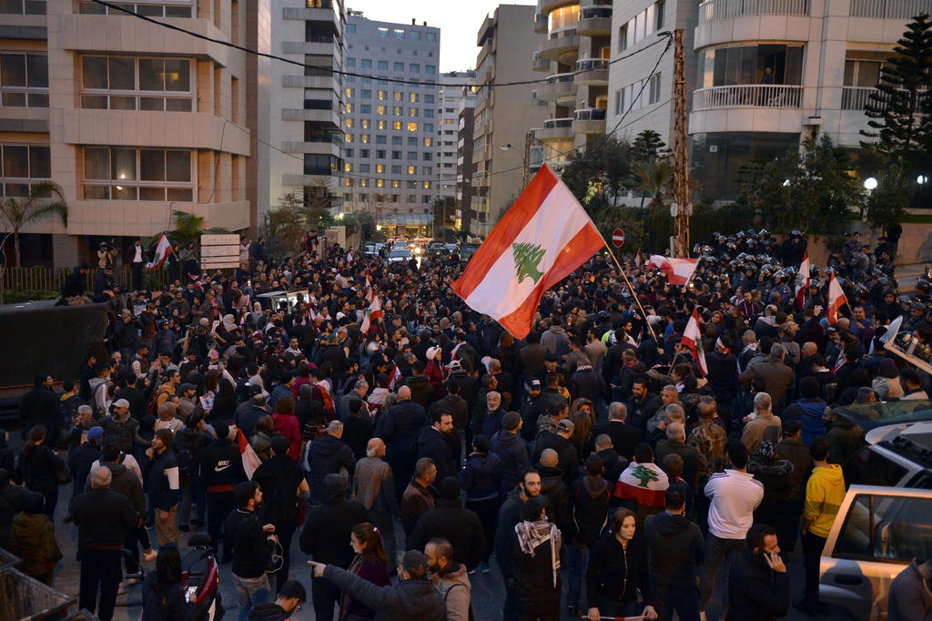 Cientos de libaneses volvieron este martes a las calles para protestar y bloquearon las principales carreteras en varios puntos del país. (ARCHIVO) 