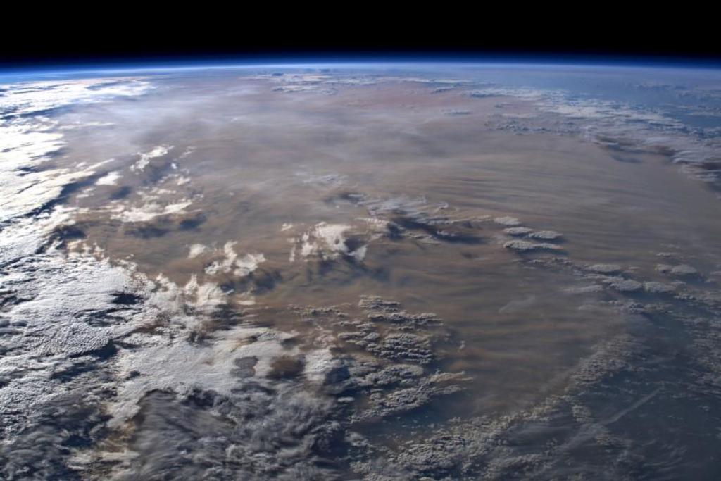 Así se ven desde la Estación Espacial Internacional (EEI) los fuegos que arrasan Australia. (TWITTER)