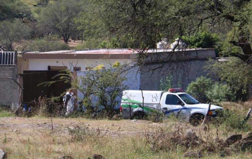 La Fiscalía de Jalisco ha logrado rescatar los restos de al menos 29 personas de una fosa clandestina localizada en una finca de la colonia El Mirador, en el municipio de Tlajomulco de Zúñiga, donde peritos forenses y personal de la dependencia laboran desde hace un par de semanas. (ESPECIAL)