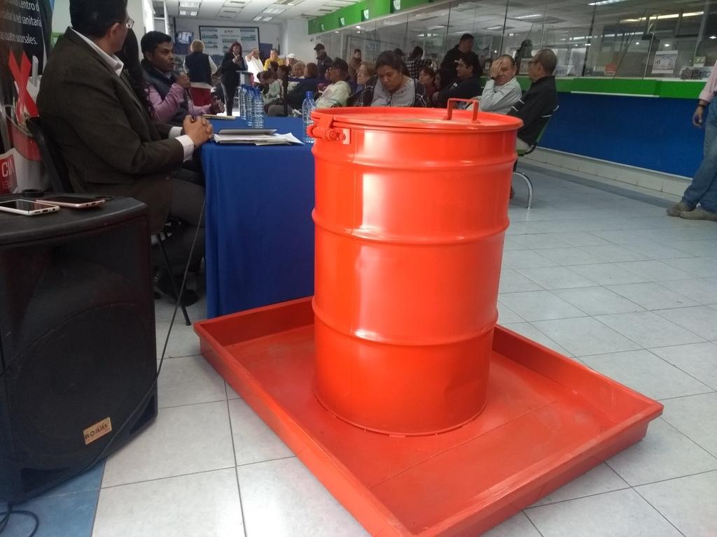 El Simas Torreón presentó hoy martes un convenio colaborativo con el Centro de Innovación Agroalimentaria de Grupo Gilio y la Universidad Autónoma de la Laguna, se busca evitar que la ciudadanía arroje el aceite usado por los drenajes, esto a través de un proyecto de reciclaje integral. (EL SIGLO DE TORREÓN)