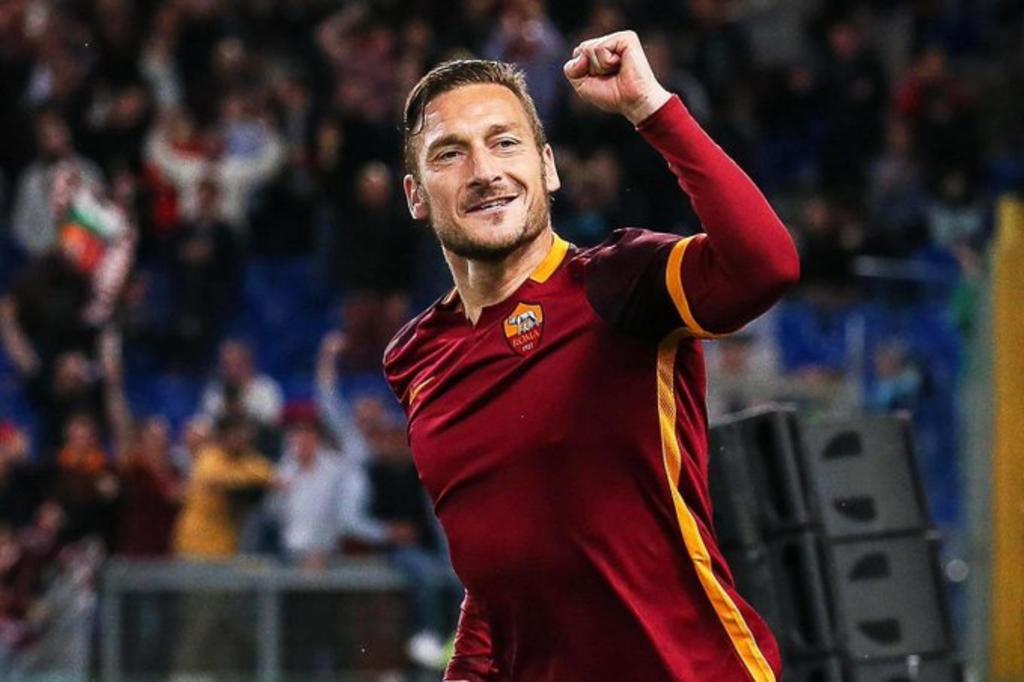 Francesco Totti se retiró del futbol profesional, vistiendo únicamente la playera de la Roma. (ARCHIVO)