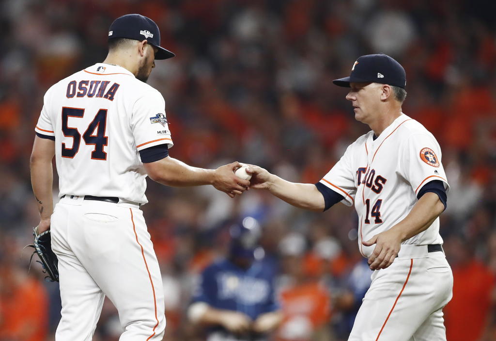Los Astros de Houston fueron señalados de robar señales de equipos rivales en la temporada en que ganaron la Serie Mundial. (ARCHIVO)