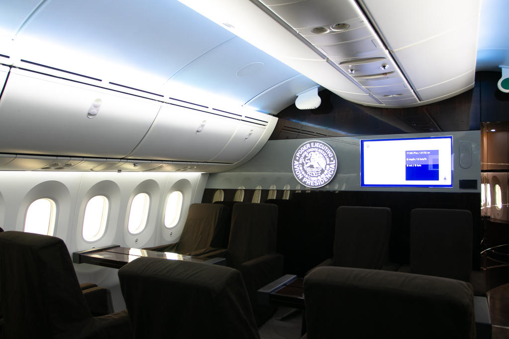 
Entre algunas de las características con las que cuenta la aeronave es que puede acomodar hasta 80 pasajeros en su configuración de 4 secciones, proporcionando una capacidad VIP 'única en el mundo'. (NOTIMEX)