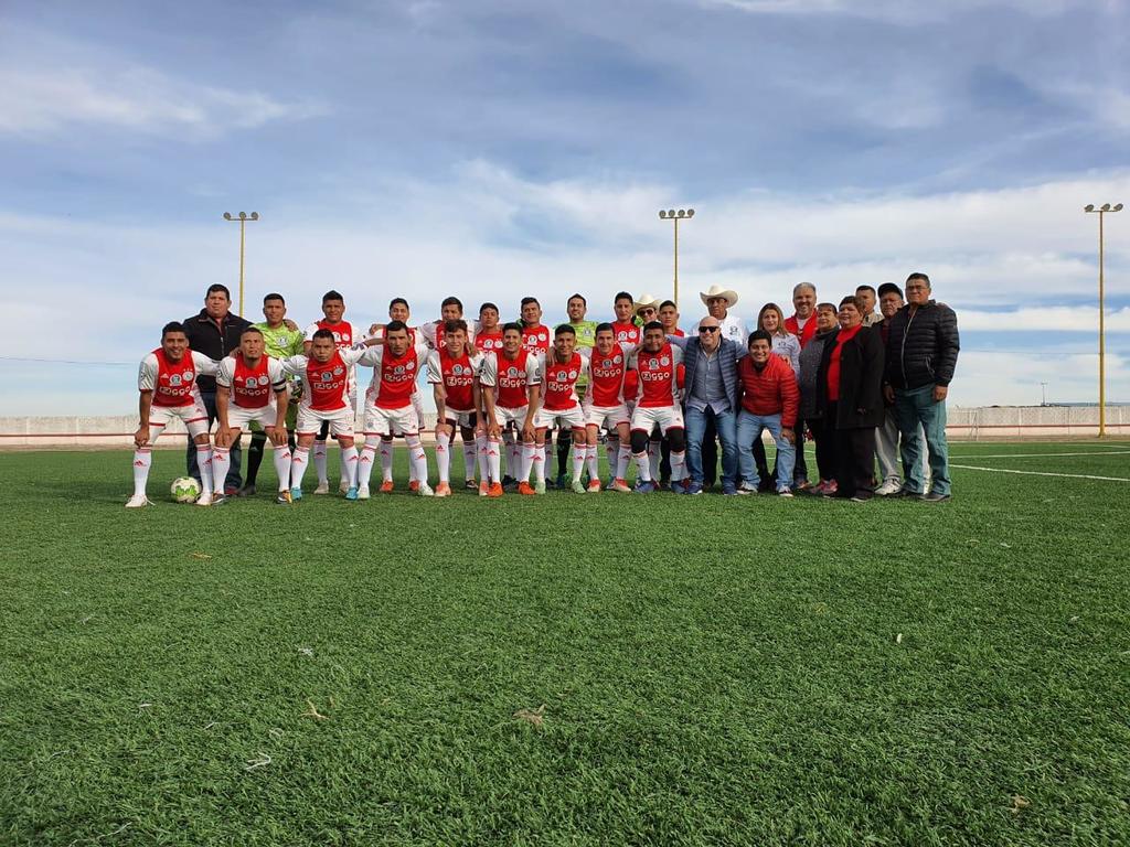 El que fuera una gran estrella con los Guerreros del Santos, se tomó la fotografía del recuerdo junto a los integrantes del equipo local. (ESPECIAL) 