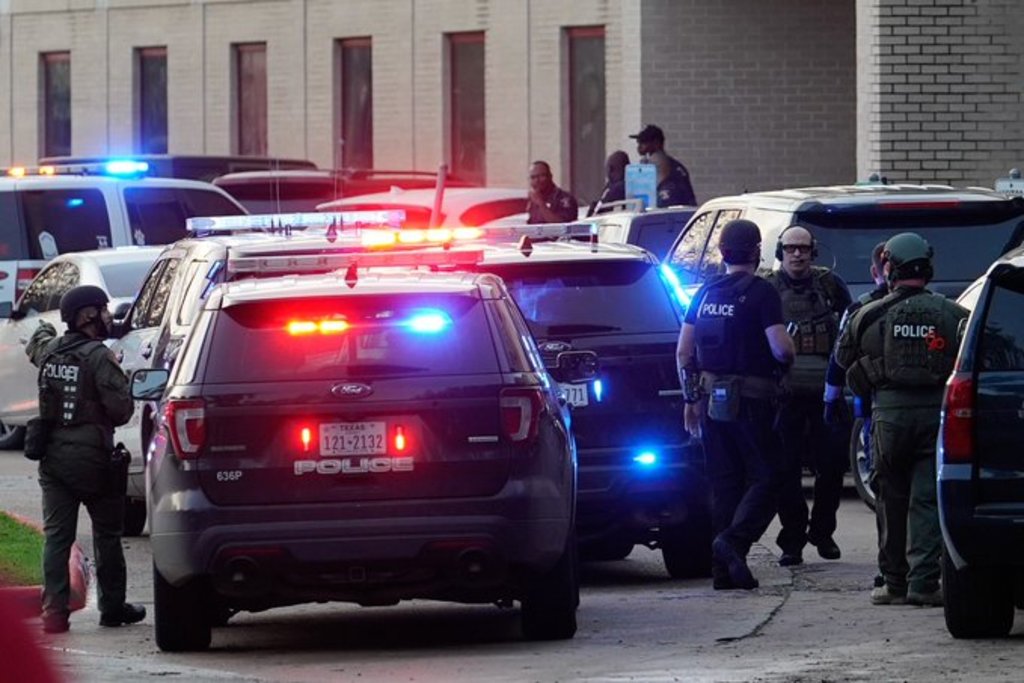 La ciudad, un suburbio al oeste de Houston, confirmó en Twitter el tiroteo y señaló que el sospechoso permanece prófugo. (AP) 