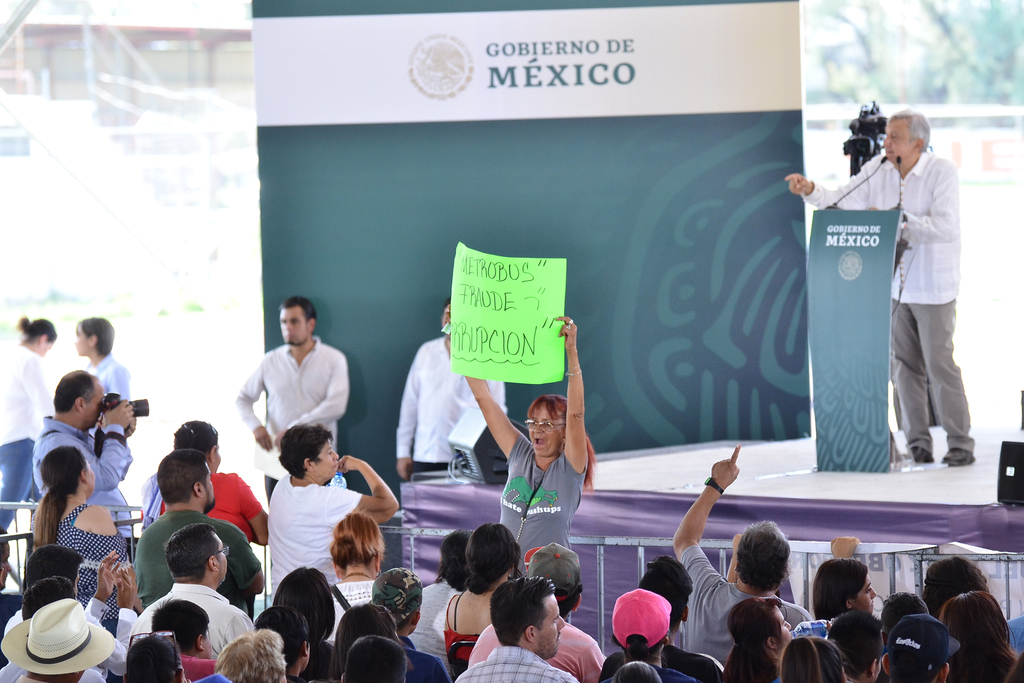 El presidente de la república canceló el Metrobús en La Laguna de Durango en una visita que realizó el año pasado a Gómez Palacio. (ARCHIVO)