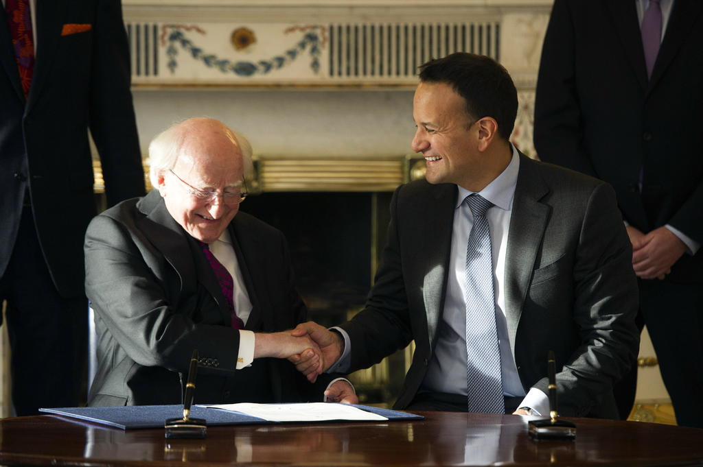 El primer ministro irlandés, Leo Varadkar (d), comunicó la fecha de los comicios durante una reunión de su Consejo de Ministros. (EFE) 