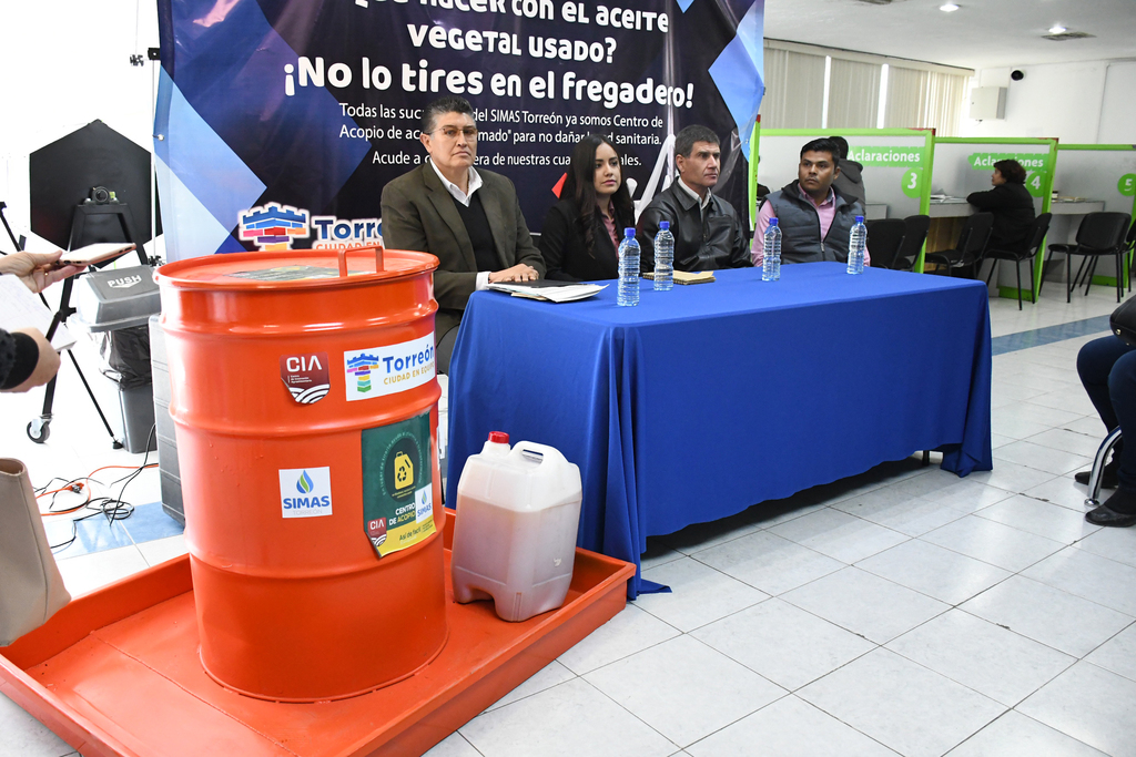 Invitan a ciudadanía a que depositen aceite doméstico quemado en contenedores especiales en sucursales de Simas Torreón. (FERNANDO COMPEÁN)