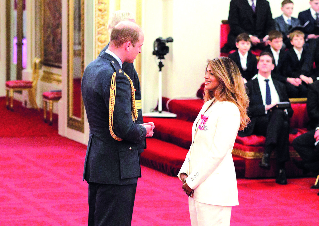 Honor. M.I.A. fue declarada Miembro de la Orden del Imperio Británico por el príncipe Guillermo en el Palacio de Buckingham. (AP)