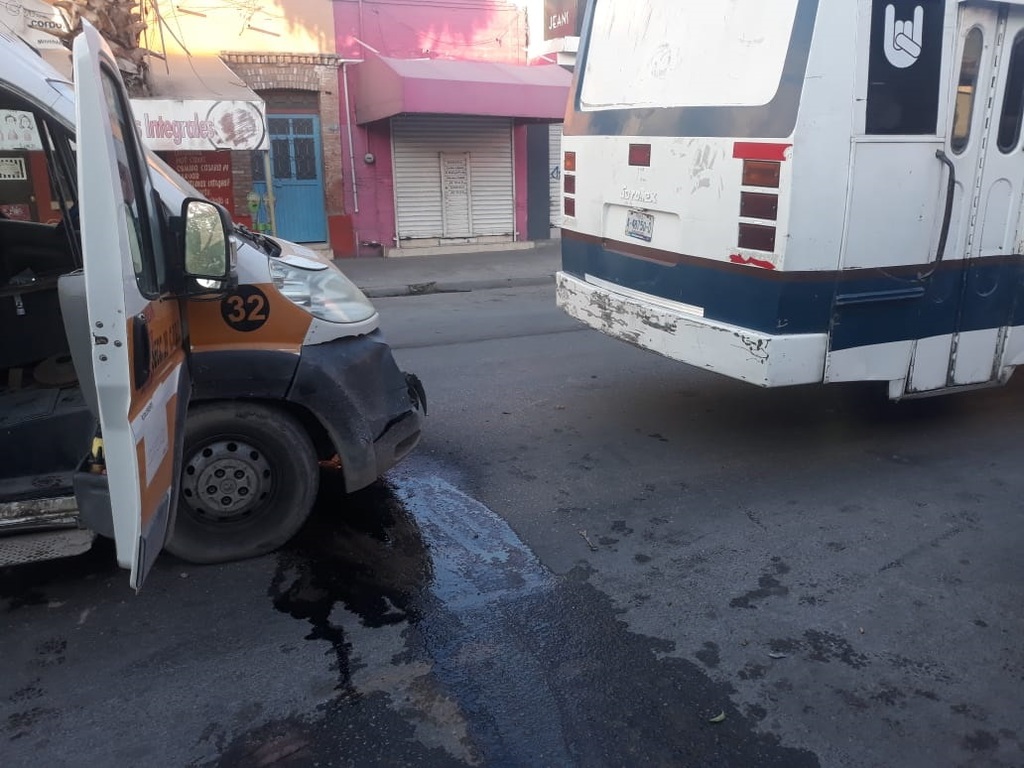 El vehículo Peugeot se impactó en la parte trasera de un autobús de pasajeros en la zona Centro de la ciudad. (EL SIGLO DE TORREÓN)