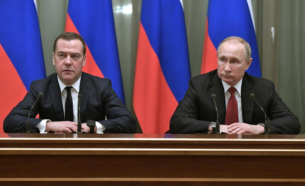 El gobierno ruso renunció hoy a fin de dar espacio al presidente Vladimir Putin, para llevar a cabo los cambios constitucionales que anunció este mismo día, explicó el saliente primer ministro Dmitry Medvedev. (EFE)