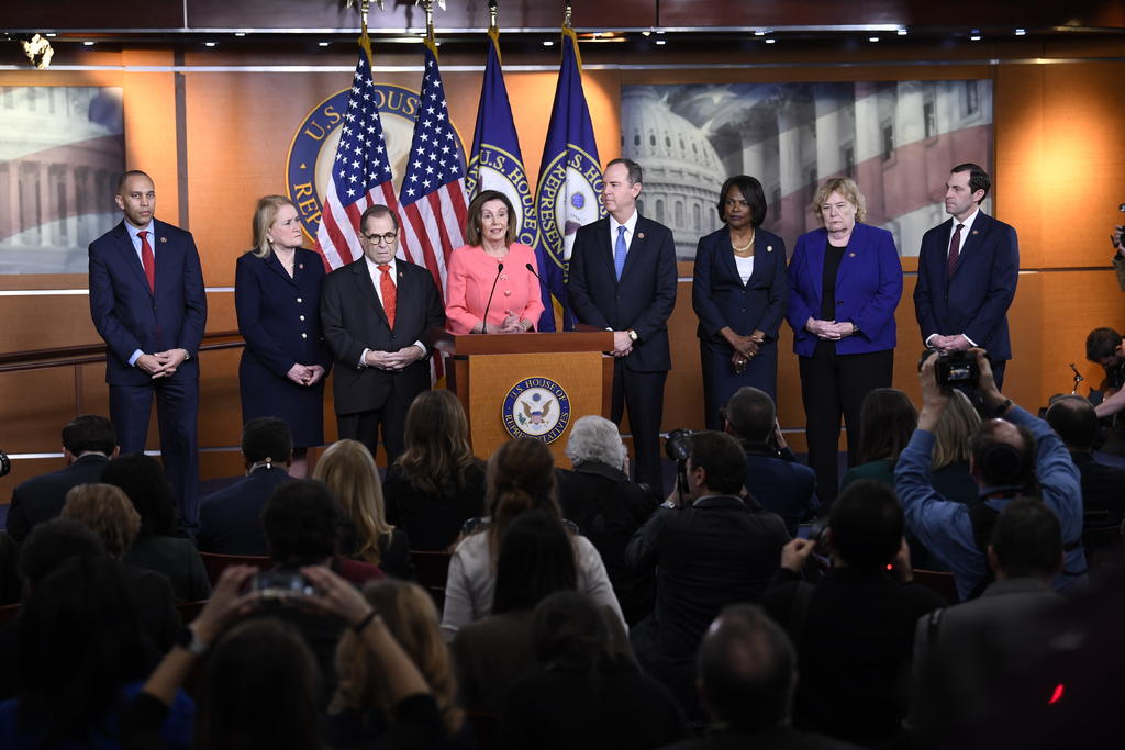 Pelosi presentó a los siete fiscales encargados del proceso en el Congreso para el juicio político al mandatario Donald Trump. (AP)