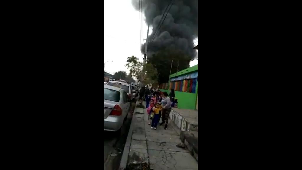 La mañana de este miércoles se reportó el incendio de una bodega de productos químicos en la colonia Niño Artillero de Monterrey, que es combatido por elementos del Heroico Cuerpo de Bomberos. (ESPECIAL)
