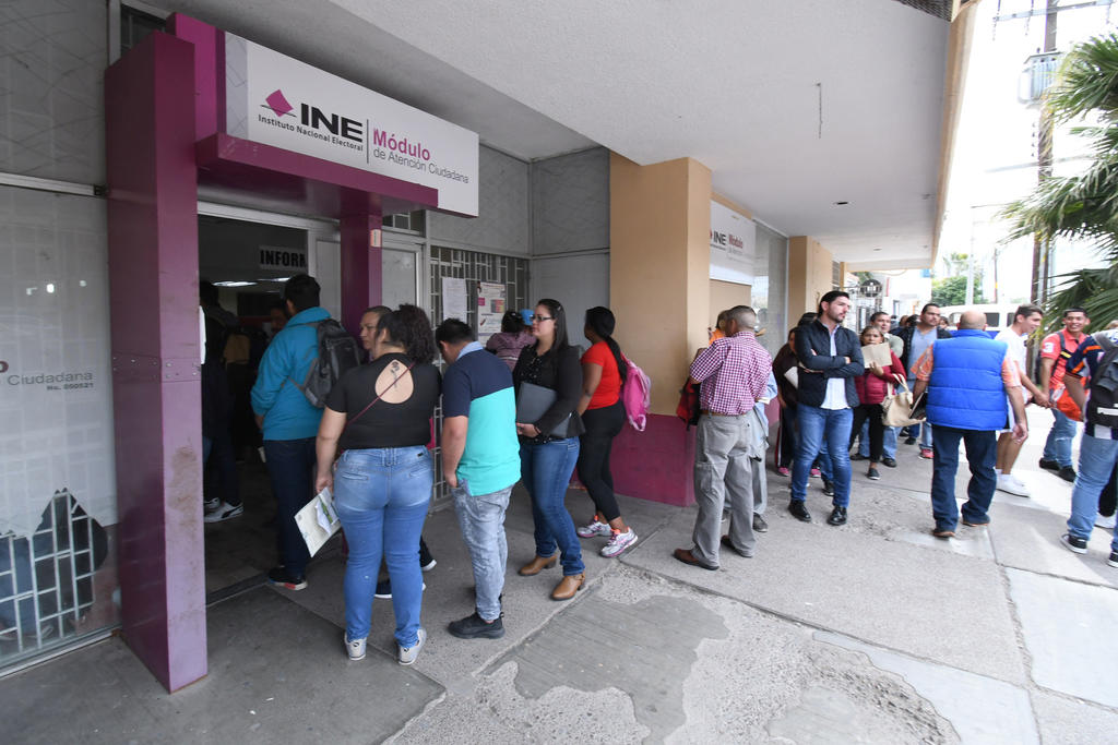 Los módulos del INE lucieron abarrotados de ciudadanos que acudieron a tramitar su credencial para votar con fotografía en el último día del plazo que se fijó para la actualización de datos. (FERNANDO COMPEÁN)