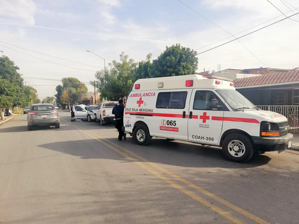 Hasta el lugar del accidente arribaron los paramédicos de la Cruz Roja. (EL SIGLO DE TORREÓN)