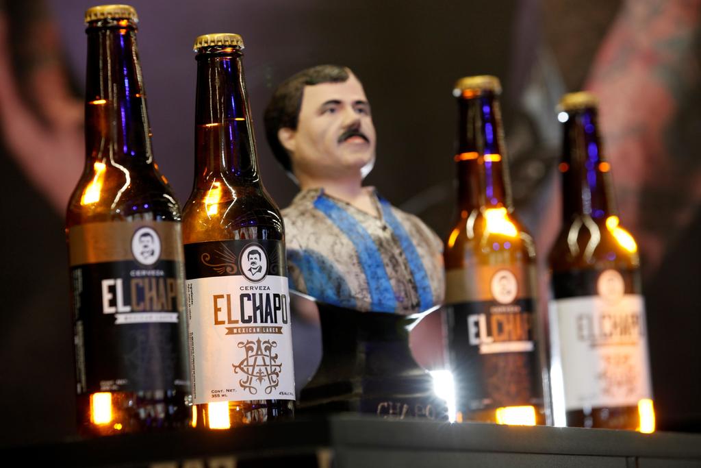 La etiqueta de la cerveza tiene el rostro del narcotraficante mexicano y el logotipo de la marca, que es propiedad de su hija Alejandrina Guzmán Salazar. (EFE)