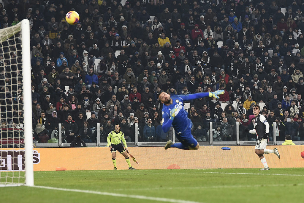Paulo Dybala (d) marca un golazo en la paliza de la Juventus 4-0 sobre Udinese, en los octavos de final de la Copa Italia. (AP)