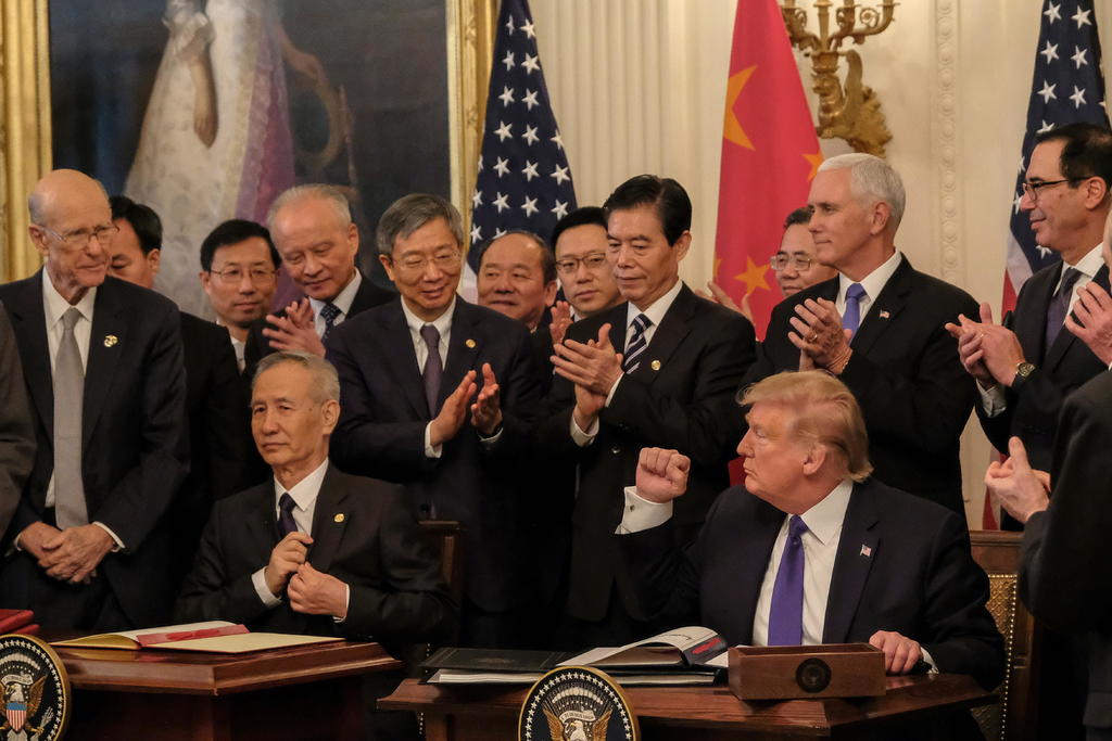 El presidente de Estados Unidos, Donald Trump, y el vice primer ministro chino, Liu He, muestran la firma del acuerdo económico. (EFE) 