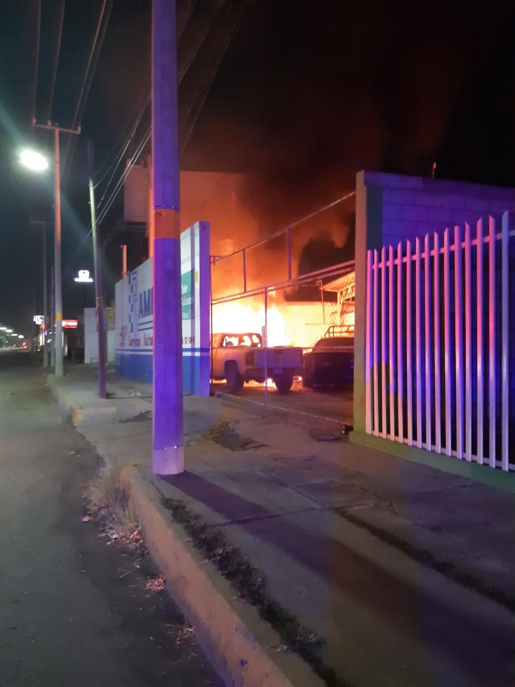 La primera de las unidades, de la Policía Civil de Coahuila (PCC) se encontraba en el taller de Grúas Ramos, en el bulevar Pape al norte de la ciudad donde el fuego la consumió alrededor de las dos de la madrugada. (EL SIGLO COAHUILA)