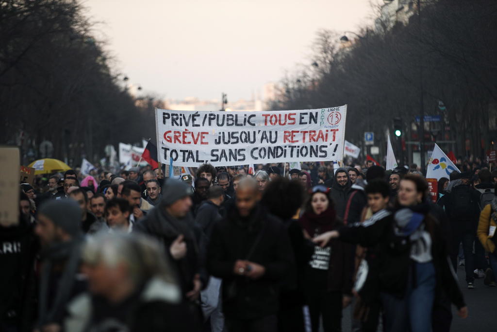 Oponentes del plan del presidente Emmanuel Macron de reformar el sistema de pensiones de Francia marcharon el jueves en París y otras ciudades del país. (EFE) 