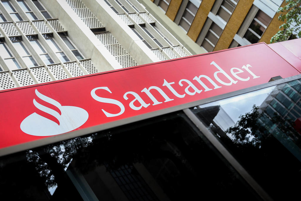 Santander México informó que inició el proceso de registro de clientes con datos biométricos. (ARCHIVO) 