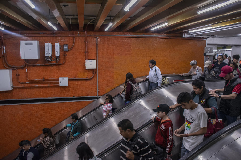 Los usuarios del sistema del metro de Ciudad de México suelen culpar a los funcionarios de las escaleras eléctricas descompuestas en las estaciones, pero los empleados del metro tienen otra explicación: la enorme cantidad de orina. (ARCHIVO)