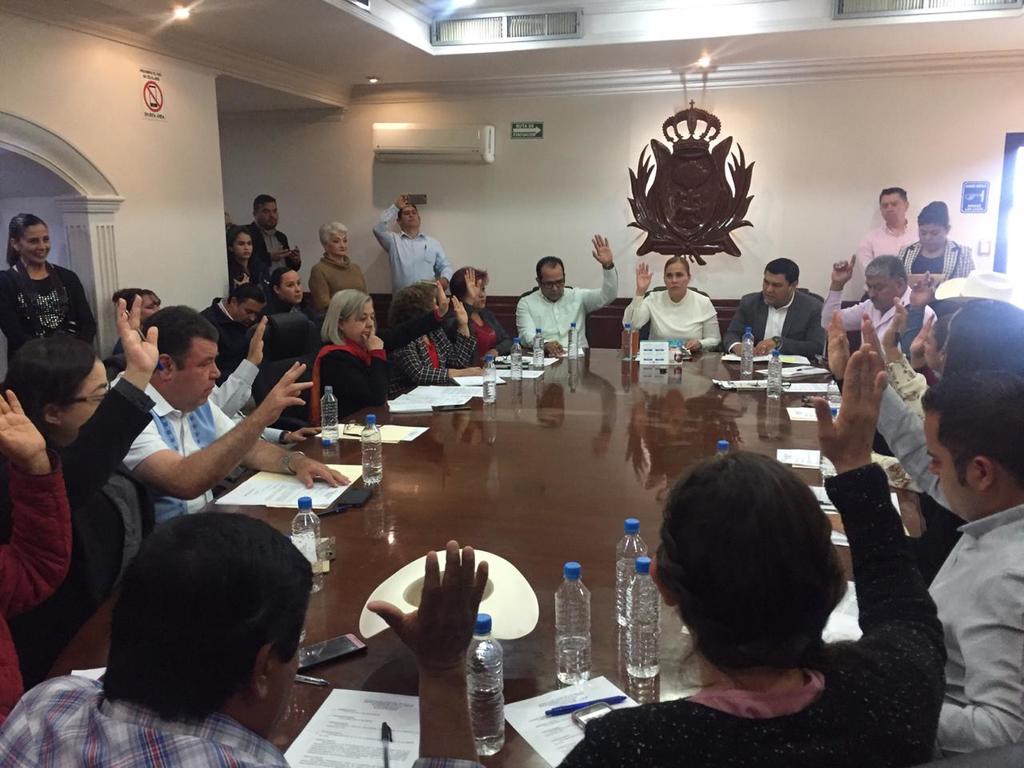 Durante la sesión ordinaria efectuada este jueves, el síndico municipal Omar Castañeda González dio lectura al dictamen que previamente aprobó la Comisión de Gobernación. (ANGÉLICA SANDOVAL)