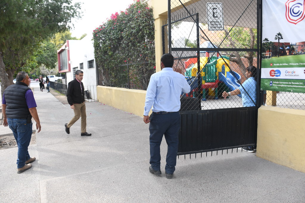 El gobernador de Coahuila, Miguel Ángel Riquelme, afirmó que el Colegio Cervantes de Torreón está 'de pie' y listo para su reconstrucción, a una semana de ser objeto de una tragedia. (FERNANDO COMPEÁN)