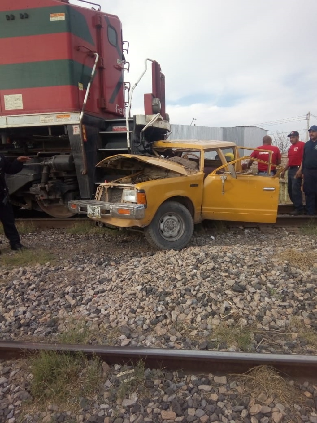 La camioneta registró daños considerables y el conductor ingresó a la clínica local del Seguro Social. (EL SIGLO DE TORREÓN)