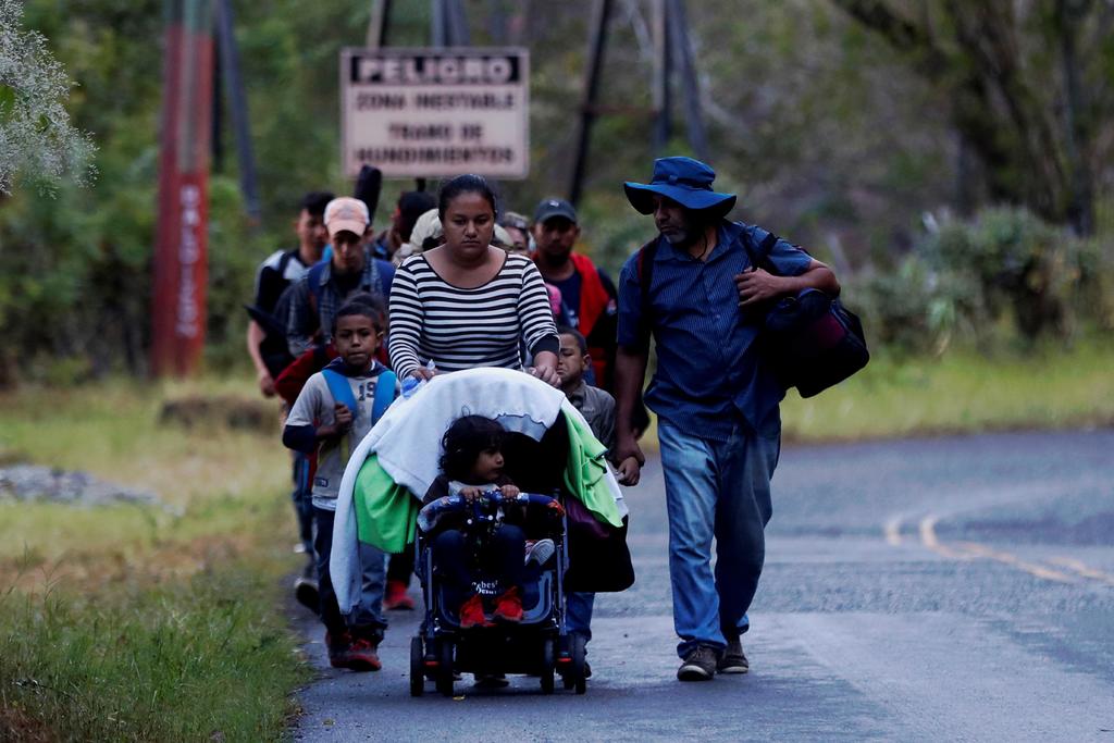 En grupos pequeños, migrantes de la caravana procedente de Honduras arribaron por la madrugada de este viernes a esta localidad fronteriza con México. (EFE)