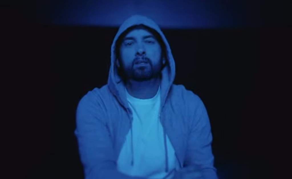 El músico estadounidense Eminem ha vuelto a sorprender a la industria discográfica con el lanzamiento inesperado de un nuevo álbum de estudio que, bajo el título Music To Be Murdered By, ha empezado a suscitar polémica por uno de sus versos relacionado con el terrorismo. (ESPECIAL)