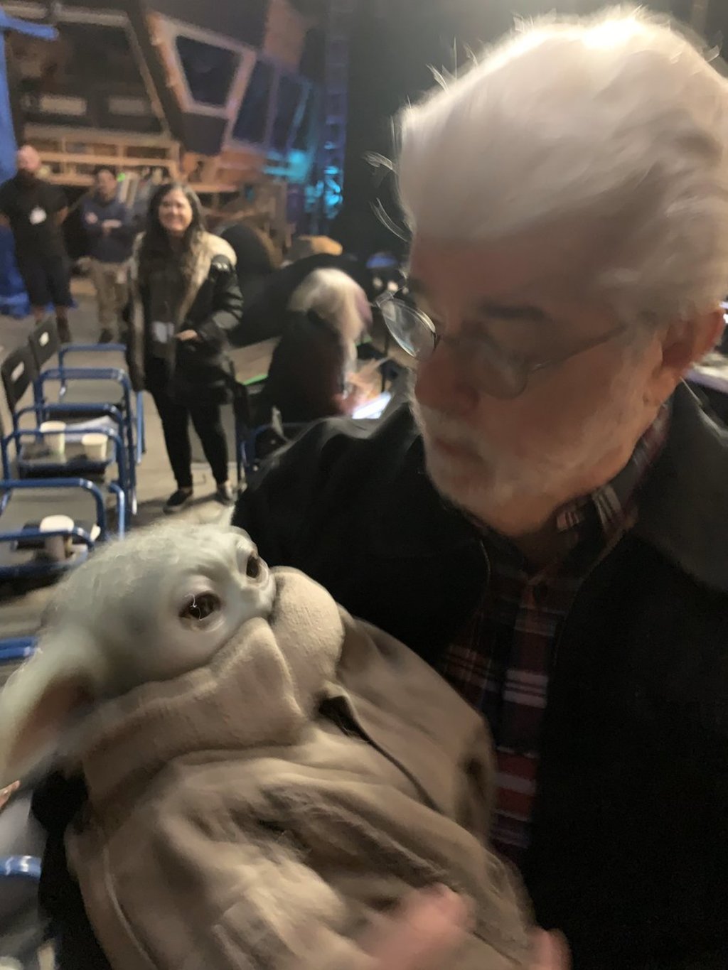 Encuentro. Jon Favreau, productor de la serie 'The Mandalorian', compartió la tierna fotografía de Lucas y Baby Yoda. (ESPECIAL)
