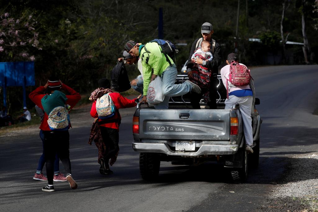 Unos mil 500 migrantes, entre hombres, mujeres y niños, caminaron por el puente fronterizo Rodolfo Robles hacia el punto fronterizo con México, donde los migrantes pidieron a las autoridades permitirles el paso.
(EFE)