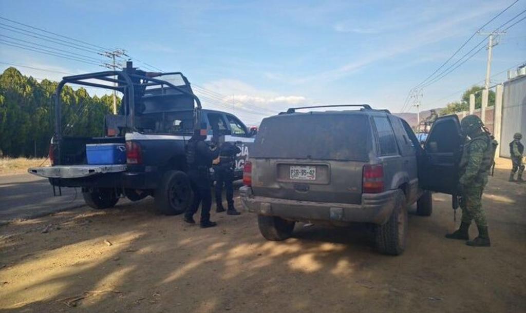 Mediante un comunicado, la SSP indicó que mientras los elementos policiales y del Ejército Mexicano realizaban trabajos en la localidad de El Aguaje, fue localizada una camioneta de la marca Jeep que se encontraba abandonada.
(TWITTER)