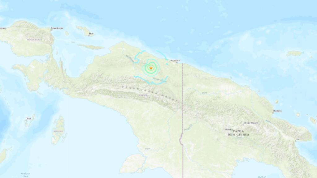 Desde sus redes sociales el organismo rastrea el foco sísmico a 33.6 kilómetros de profundidad y el epicentro estuvo ubicado a 141 kilómetros al oeste de Jayapura, capital de la provincia de Papua.
(AP)