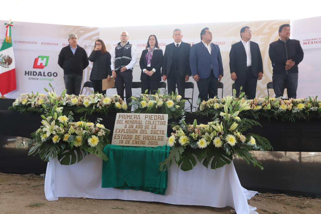 Funcionarios federales, estatales y municipales colocaron de manera simbólica la primera piedra de un memorial dedicado a las 137 víctimas de la explosión de un ducto de Petróleos Mexicanos (Pemex) en Tlahuelilpan, Hidalgo. (NOTIMEX)