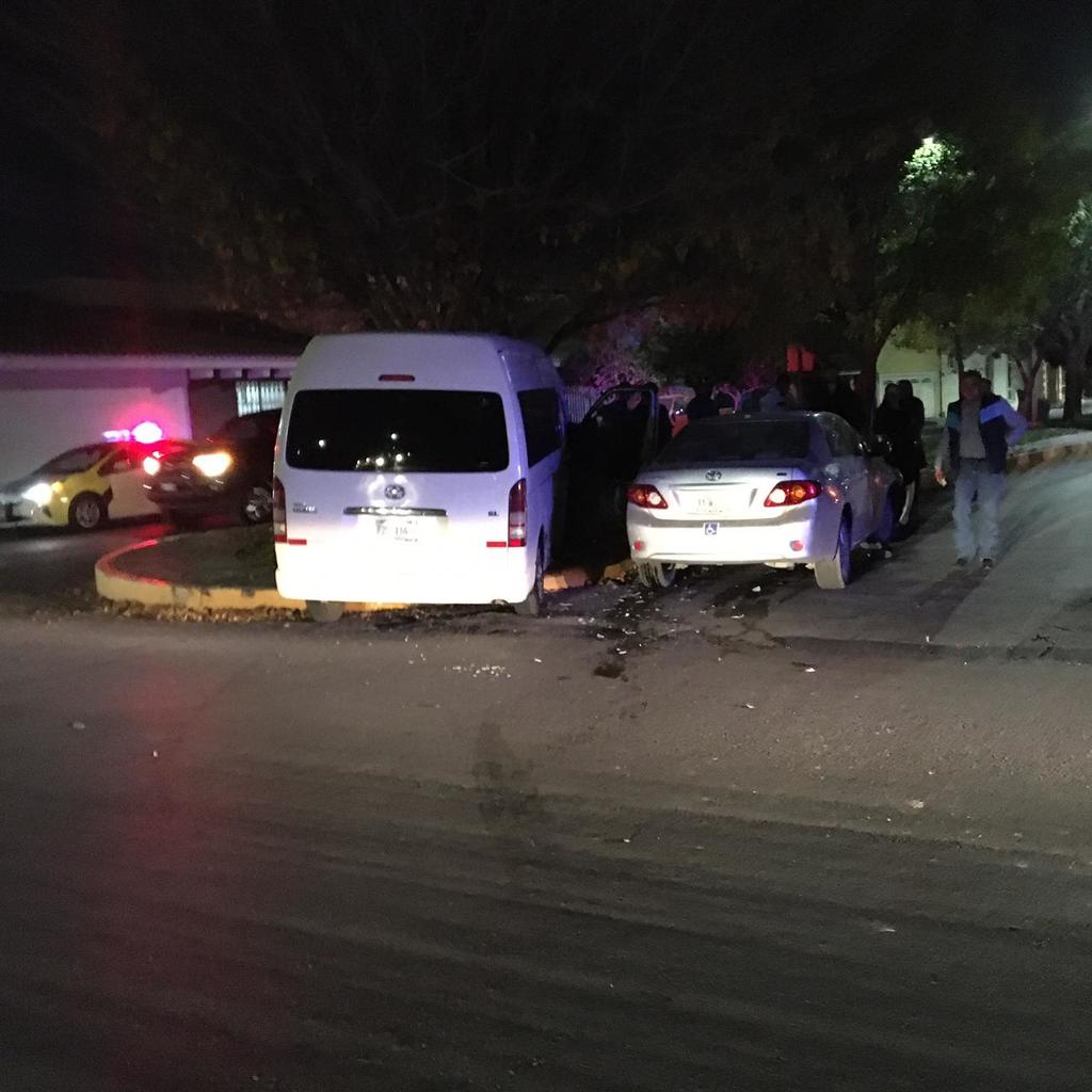 El conductor de una camioneta provocó un choque en calles de Torreón Jardín; la unidad terminó sobre un camellón. (EL SIGLO DE TORREÓN)
