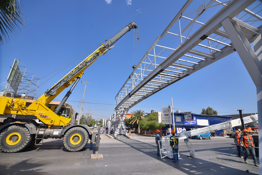 Ayer cerraron la carretera Torreón-Matamoros por obras de instalación de un puente peatonal del proyecto Metrobús Laguna. (ERNESTO RAMÍREZ)