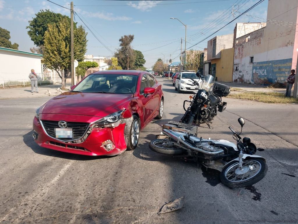 El conductor de un auto se pasó la señal de alto y arrolló a un motociclista. (EL SIGLO DE TORREÓN)