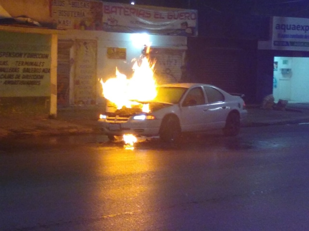 El incendio del vehículo se registró la madrugada del sábado en la zona centro de Gómez Palacio. (EL SIGLO DE TORREÓN)