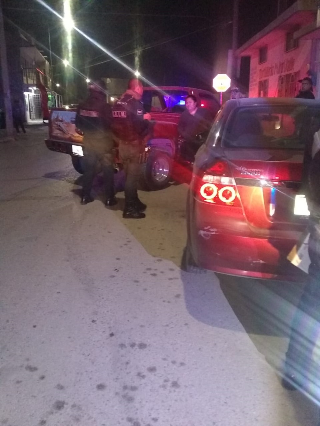 El conductor perdió el control de su camioneta y chocó contra un automóvil estacionado en Gómez Palacio. (EL SIGLO DE TORREÓN)