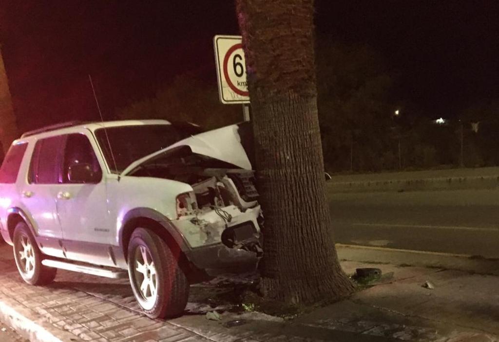 Un conductor de una camioneta protagonizó un choque durante la madrugada de hoy domingo 19 de enero y después huyó, abandonando el vehículo en que viajaba en el lugar del accidente en Torreón. (EL SIGLO DE TORREÓN)