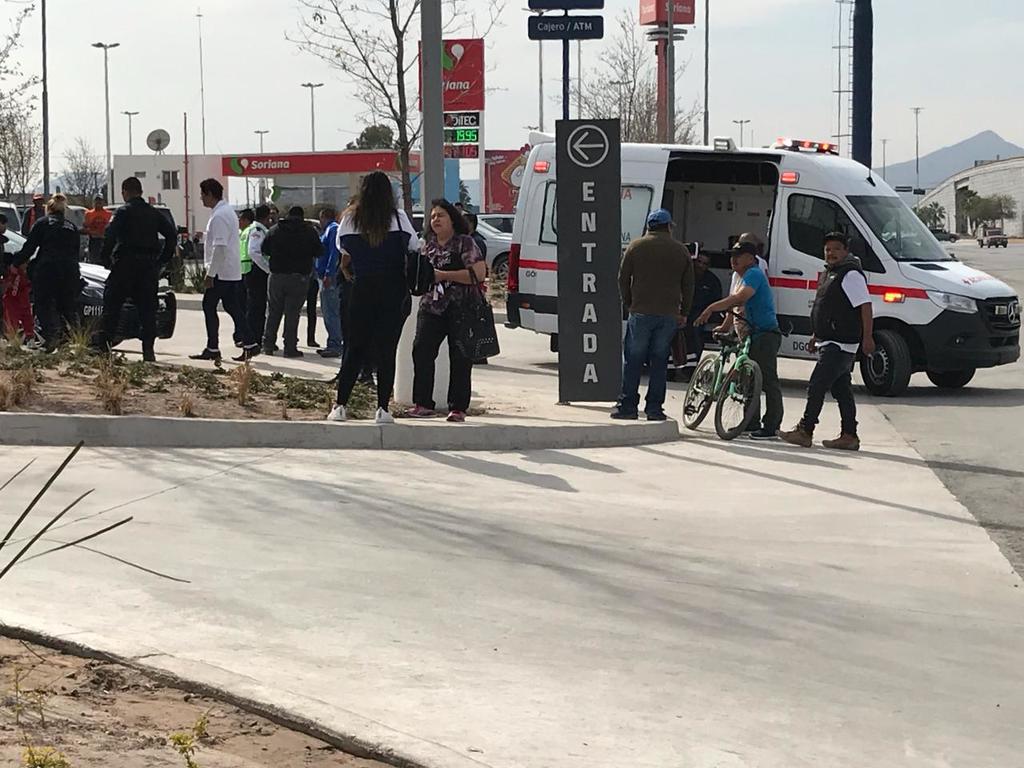 Paramédicos de la Cruz Roja de Gómez Palacio acudieron al lugar para atender al hombre lesionado. (EL SIGLO DE TORREÓN)